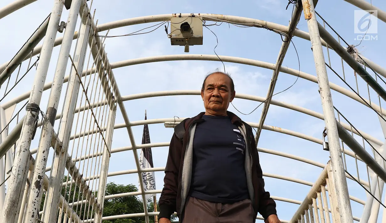 Pejalan kaki melintasi jembatan penyeberangan orang (JPO) Jayakarta yang atapnya rusak dan hilang di Menteng, Jakarta, Jumat (11/1). Kondisi JPO yang rusak mengganggu kenyamanan pejalan kaki. (Liputan6.com/Immanuel Antonius)