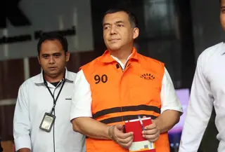 Mantan Wakil Menteri Imigrasi dan Pemasyarakatan (Imipas), Silmy Karim (tengah), usai menjalani pemeriksaan di Gedung Merah Putih Komisi Pemberantasan Korupsi (KPK), Senin (8/6/2026). Ini merupakan pemeriksaan perdana Silmy Karim setelah ditetapkan sebagai tersangka dan ditahan KPK pada 4 Juni 2026. (Liputan6.com/Helmi Fithriansyah)