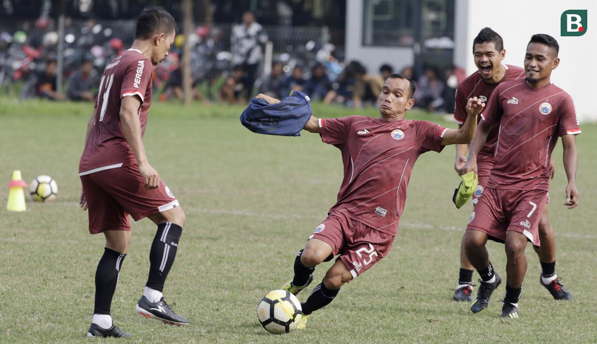 Pemain Persija Jakarta, Riko Simanjuntak, menggiring bola saat latihan jelang laga Liga 1 di Lapangan ABC, Senayan, Jakarta, Sabtu (08/12). Persija akan berhadapan dengan Mitra Kukar. (Bola.com/M Iqbal Ichsan)