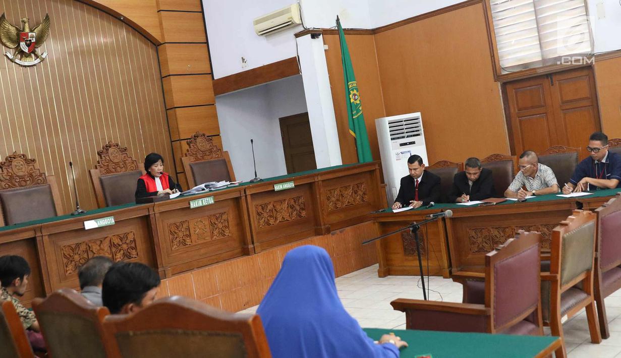 Suasana sidang gugatan praperadilan yang diajukan tersangka Jon Riah Ukur alias Jonru Ginting di PN Jakarta Selatan, Selasa (21/11). Majelis hakim menolak seluruh gugatan praperadilan yang diajukan tersangka Jonru. (Liputan6.com/Immanuel Antonius)