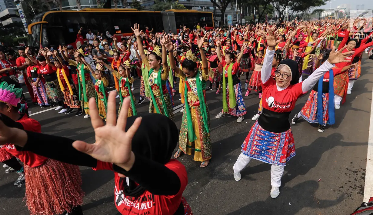 Ribuan penari membawakan 7 tari tradisional dalam rangka HUT ke-73 RI dan Asian Games 2018 saat CFD di Jakarta, Minggu (12/8). Kegiatan yang digagas Yayasan Belantara Budaya Indonesia mengusung tema Tunjukkan Indonesiamu. (Liputan6.com/Fery Pradolo)