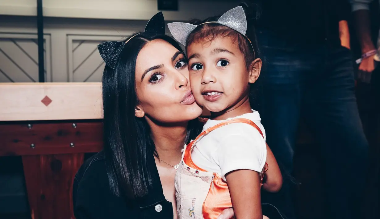 Jadi hal itulah yang membuat Kim Kardashian harus duduk terpisah dengan anak pertamanya tersebut. (W Magazine)