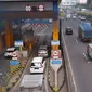 Pengendara melakukan transaksi pembayaran masuk tol saat memasuki tol Tangerang-Jakarta, di kawasan Tangerang, Selasa (4/1/2022). Indonesia akan menerapkan sistem transaksi tol tanpa berhenti atau disebut multi lane free flow (MLFF).  (Liputan6.com/Angga Yuniar)