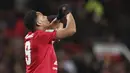 Penyerang Manchester United, Anthony Martial berselebrasi usai mencetak gol ke gawang Colchester United pada pertandingan perempat final Piala Liga Inggris di Old Trafford (18/12/2019). Di semifinal, MU akan bertemu Manchester City. (AP Photo/Jon Super)