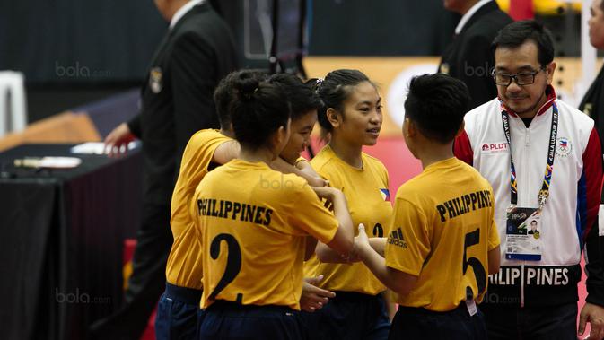 Tim Sepak Takraw Putri Filipina akhirnya dinyatakan menang kaeran ketidak hadiran Tim Indonesia pada SEA Games 2017 di Titiwangsa Indoor Stadium Kuala Lumpur, Malaysia, Selasa (21/8). (Bola.com/Liputan6/Faizal Fanani)
