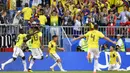 Para pemain Kolombia merayakan gol Yerry Mina (2kiri) saat melawan Senegal pada laga terakhir grup H di Samara Arena, Samara, Rusia, (28/6/2018). Kolombia menang 1-0. (AP/Martin Meissner)