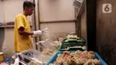 Pekerja mengemas dim sum di UMKM rumahan Bunda Imoet Ciputat, Tangerang Selatan, Banten, Selasa (5/4/2022). Selama Ramadhan, kuliner siap saji berbagai rasa ini mengalami peningkatan pesanan dimana pada hari biasa 250 kg kini bisa mencapai 500 kg. (merdeka.com/Arie Basuki)