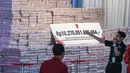 Selain uang, diserahkan juga penguasaan kembali lahan seluas 2,3 juta hektare kepada negara. Tampak dalam foto, para pejabat menyiapkan tumpukan uang kertas rupiah senilai sekitar 586,8 juta USD, yang disita dari berbagai kasus korupsi dan denda lingkungan, sebelum upacara penyerahan dari Kejaksaan Agung kepada pemerintah Indonesia di gedung Kejaksaan Agung di Jakarta pada Rabu 13 Mei 2026. (BAY ISMOYO/AFP)