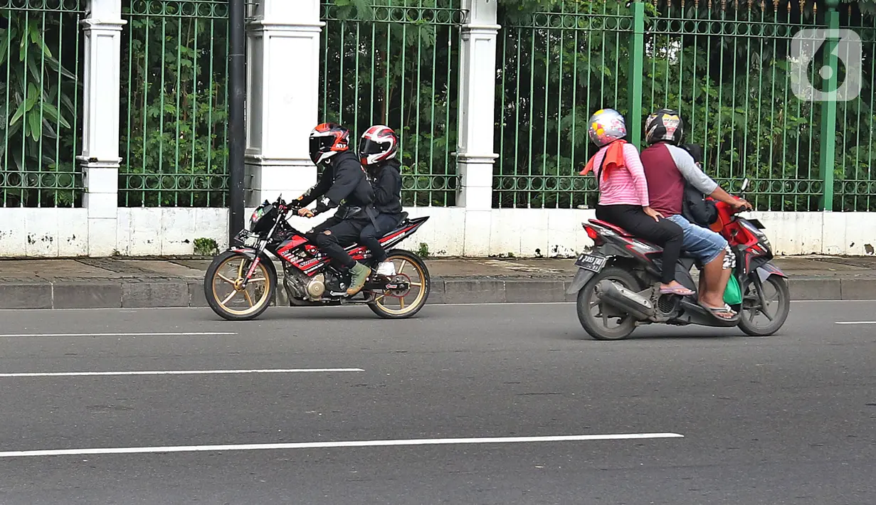 Pengendara motor saat melintas di kawasan Monas, Jakarta, Minggu (7/3/2021). Direktorat Lalu Lintas Polda Metro Jaya mengeluarkan kebijakan larangan kendaraan bermotor berknalpot bising melintas di kawasan Monas pada hari Sabtu dan Minggu. (Liputan6.com/Herman Zakharia)