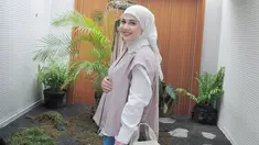 Kesha Ratuliu segera jadi ibu tiga anak di usianya yang 26 tahun. Meski sudah jadi ibu, tak sedikit netizen yang memuji Kesha Ratuliu tetap awet muda bak ABG. Padu padan busana yang stylish dan kekinian tentunya membuat Kesha seperti gadis. Sedang mengandung anak ketiga, bintang sinetron lawas Lupus Milenia ini tetap aktif berkegiatan dan mengurus buah hatinya. (Liputan6.com/IG/@kesharatuliu05)