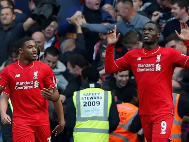 Ekspresi striker Liverpool, Christian Benteke, setelah mencetak gol ketiga Liverpool ke gawang Chelsea dalam laga Liga Premier Inggris di Stadion Stamford Bridge, London, Sabtu (31/10/2015). (AFP Photo/Ian Kington)