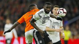 Pemain Belanda, Steven Bergwijn, duel udara dengan bek Jerman, Antonio Rudiger, pada laga kualifikasi Piala Eropa di Stadion Johan Cruyff, Minggu (24/3). Belanda takluk 2-3 dari Jerman. (AP/Peter Dejong)