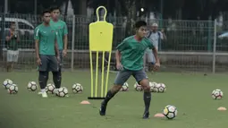Pemain Timnas Indonesia U-23, Firza Andika, saat latihan di Lapangan ABC Senayan, Jakarta, Rabu (25/4/2018). Latihan tersebut dalam rangka persiapan Anniversary Cup 2018. (Bola.com/M Iqbal Ichsan)