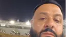 Musisi berusia 47 tahun itu juga tampak meneteskan air mata saat mengelilingi Ka'bah. Ia juga terharu karena bisa menjalani ibadah umrah. DJ Khaled memaparkan bahwa dirinya merasakan kedamaian, kegembiraan, kesehatan serta perlindungan bagi seluruh umat manusia. Ia juga sangat bersyukur kepada Allah Yang Maha Besar. (Liputan6.com/IG/@djkhaled)