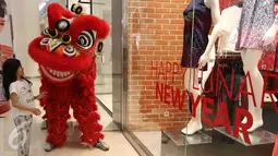 Seorang anak menghampiri barongsai di Senayan City, Jakarta, Jumat (5/2/2016). Senayan City menyambut perayaan Tahun Baru Cina (Imlek) dengan tema Lunar New Year "Oriental Red". (Liputan6.com/Herman Zakharia)