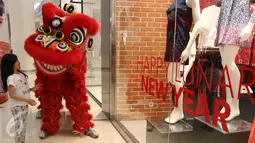 Seorang anak menghampiri barongsai di Senayan City, Jakarta, Jumat (5/2/2016). Senayan City menyambut perayaan Tahun Baru Cina (Imlek) dengan tema Lunar New Year "Oriental Red". (Liputan6.com/Herman Zakharia)
