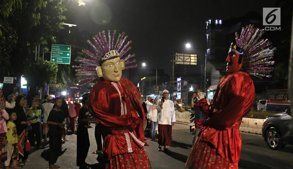 Ondel-ondel ramaikan pawai obor di kawasan Mampang Prapatan, Jakarta, Sabtu (12/5). Pawai obor berkeliling dari Pejatan sampai Warung Buncit menyambut Ramadan 1439 H. (Liputan6.com/Herman Zakharia)
