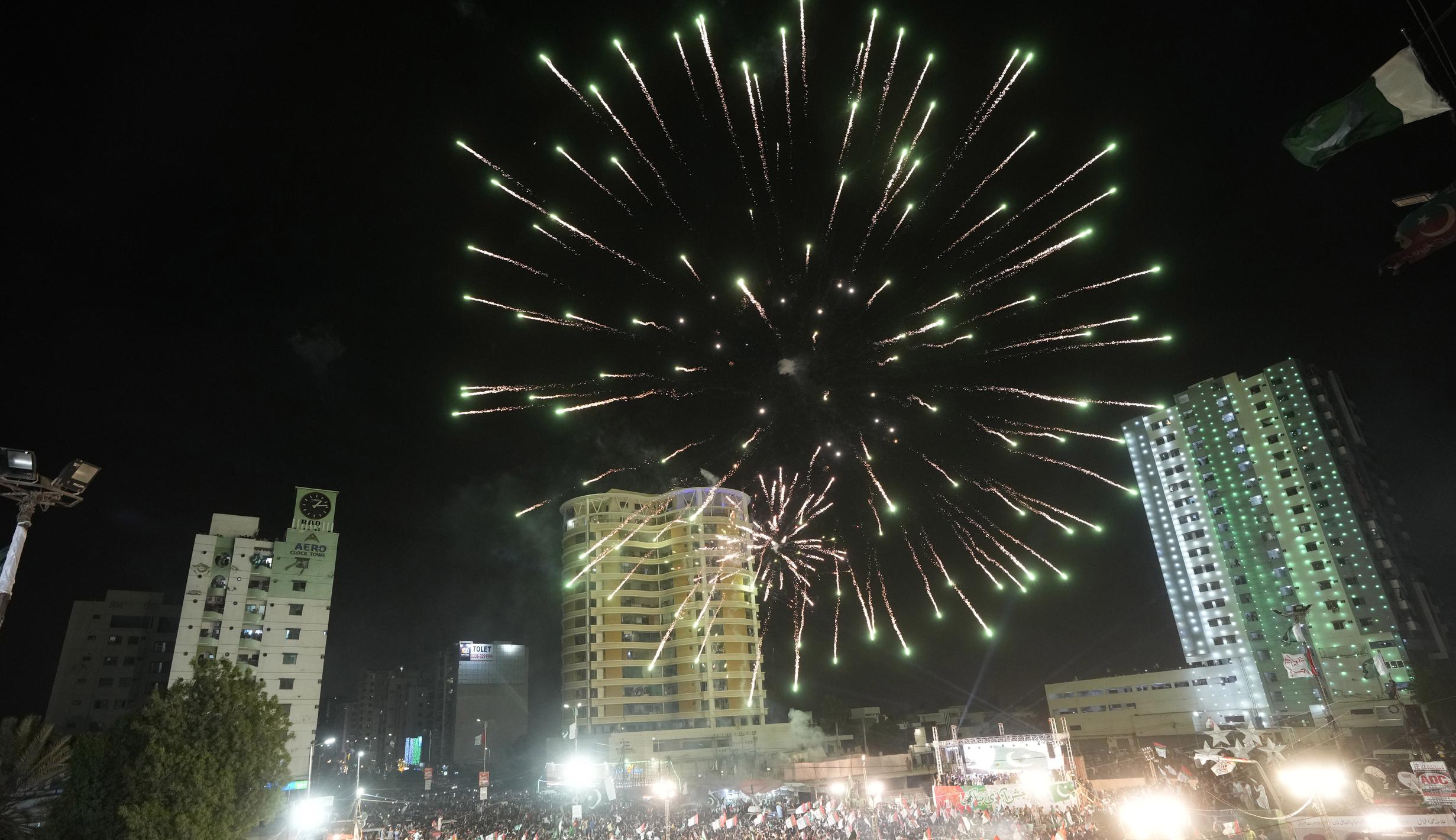 Pesta Kembang Api Semarakkan Hari Kemerdekaan Pakistan