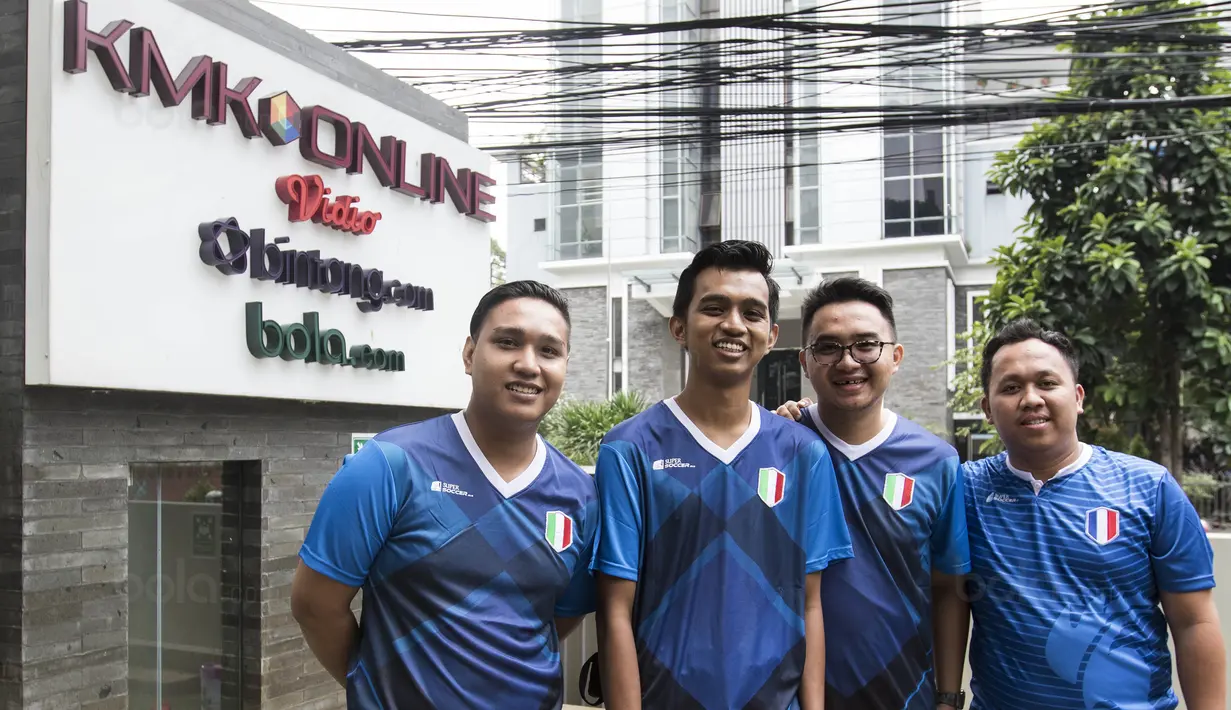 Peserta grand final Super Soccer Futsal Battle 2017 foto bersama saat media visit di Kantor Redaksi Bola.com, Jakarta, Selasa (17/10/2017). Grand final akan digelar di Bintaro Exchange pada 21-22 Oktober mendatang. (Bola.com/Vitalis Yogi Trisna)