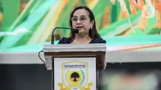 Presiden Filipina periode 2001-2010 Gloria Macapagal Arroyo menyampaikan materi di Golkar Institute, Jakarta, Sabtu (16/9/2023). Acara Golkar Institute Presidentia Lecture Series: Leadership Resilience in the ASEAN Region menghadirkan Gloria Macapagal Arroyo sebagai pemateri. (Liputan6.com/Faizal Fanani)
