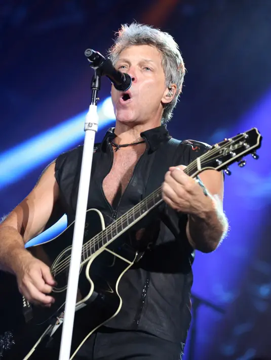 Teriakan penonton menggema seantero Stadion Utama Gelora Bung Karno (SUGBK), Jumat (11/9/2015) malam ketika Bon Jovi membuka konsernya dengan lagu That's What The Water Made Me. (Foto: Faizal Fanani/Liputan6.com)