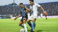 Striker Arema FC, Dedik Setiawan (kiri), masih belum mencetak gol di Piala Presiden 2022. (Bola.com/Iwan Setiawan)