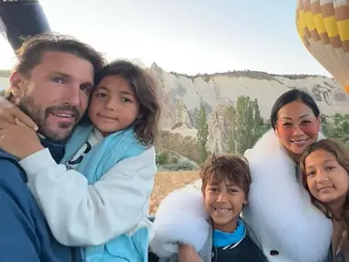 Turki, memang menjadi destinasi pilihan wisata banyak selebriti. Salah satu yang banyak dikunjungi para selebriti saat liburan ke Turki adalah Cappadocia dimana bisa menikmati serunya naik balon udara. Dalam momen seru tersebut, Indah Kalalo pun turut mengajak ketiga buah hatinya menikmati keseruan. (Liputan6.com/IG/@indahkalalo)