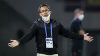 Aji Santoso berhasil menunjukkan kualitasnya sebagai salah satu pelatih lokal terbaik saat ini. Lewat racikannya, ia sukses membawa Persebaya Surabaya memanaskan persaingan papan atas dengan mengoleksi 39 poin, terpaut 4 poin dari pimpinan klasemen, Bhayangkara FC. (Bola.com/Bagaskara Lazuardi)