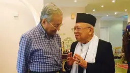 Bakal calon Wakil Presiden Kiai Ma'ruf Amin, bertemu dengan PM Malaysia, Mahathir Mohamad di Kuala Lumpur, Sabtu (8/9). Kunjungan dalam rangka silaturahmi disela-sela kegiatan Ma'ruf menghadiri acara di Kuala Lumpur. (Liputan6.com/Pool/Tim KH Ma'ruf Amin)