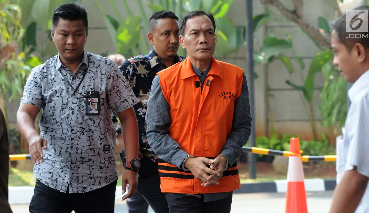 Tersangka kasus dugaan korupsi di PN Balikpapan tahun 2018, Kayat (rompi oranye) tiba untuk pemeriksaan di gedung KPK, Jakarta, Kamis (1/8/2019). Kayat diperiksa sebagai tersangka terkait menerima suap untuk membebaskan terdakwa kasus pemalsuan surat atas nama Sudarman. (merdeka.com/Dwi Narwoko)
