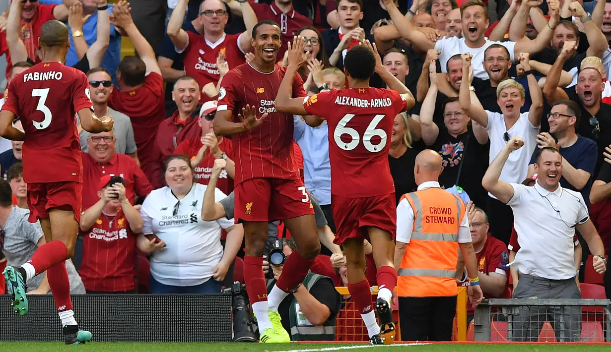 Para pemain Liverpool merayakan gol yang dicetak Joel Matip ke gawang Arsenal pada laga Premier League di Stadion Anfield, Liverpool, Sabtu (24/8). Liverpool menang 3-1 atas Arsenal. (AFP/Ben Stansall)