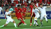 Pemain Timnas Indonesia U-23, Muhammad Ferarri (tengah) mencetak gol ke gawang Uzbekistan U-23 yang akhirnya dianulir VAR pada laga semifinal Piala Asia U-23 2024 di Abdullah bin Khalifa Stadium, Doha, Qatar, Senin (29/4/2024). (AFP/Karim Jaafar)