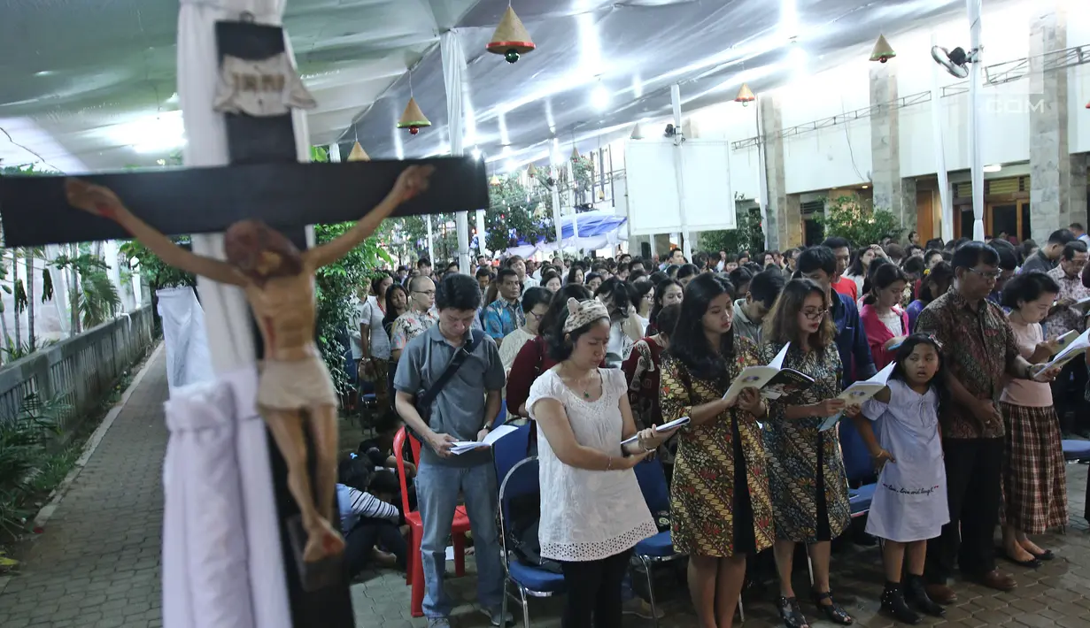 Ribuan jemaat mengikuti Misa Natal di Gereja Katedral, Jakarta, Minggu (24/12). Misa Natal kali ini mengangkat tema "Damai Kristus dalam Nuansa Nusantara". Menurut panitia ibadah Misa Natal ini dihadiri oleh ribuan orang. (Liputan6.com/Herman Zakharia)