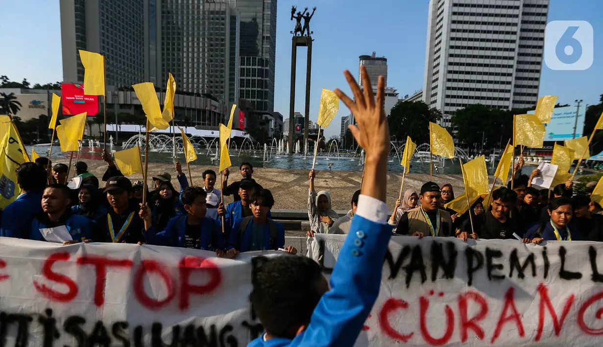 Sambil berorasi, mereka mengibar-ngibarkan bendera kuning sebagai simbol matinya demokrasi di Indonesia. (Liputan6.com/Angga Yuniar)