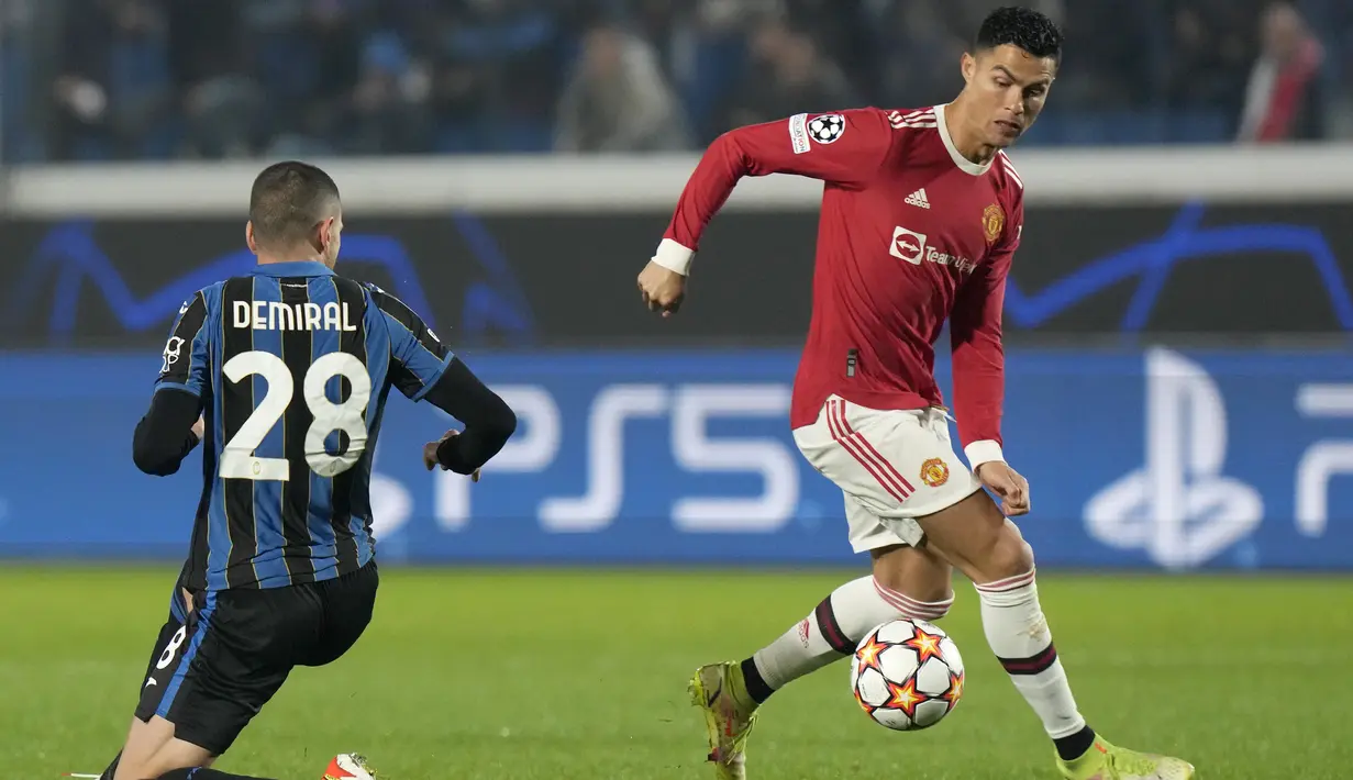 Namun, pada injury time babak pertama, MU berhasil menyamakan kedudukan lewat aksi Cristiano Ronaldo. Hingga jeda, skor 1-1 tetap bertahan. (AP/Luca Bruno)