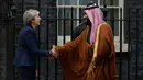 Perdana Menteri Inggris, Theresa May menyambut Putra Mahkota Arab Saudi, Pangeran Mohammed bin Salman di 10 Downing Street, London, Rabu (7/3). Kunjungan Putra Mahkota Saudi itu merupakan rangkaian tur luar negeri yang pertama kali. (AP /Alastair Grant)