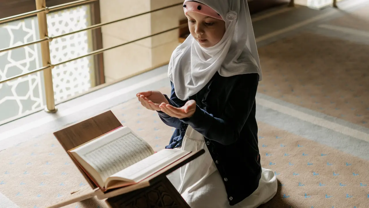 Bacaan Doa yang Perlu Dipanjatkan agar Otak Anak Cerdas
