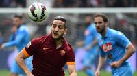 3. Kostas Manolas (AS Roma), gagal mendapatkan Bonucci dan Chiellini membuat Antonio Conte menjadikan bek Yunani ini sebagai solusi. Namun ketertarikan Chelsea ini tidak ditanggapi oleh klub ibukota Italia itu. (AFP/Gabriel Bouys)