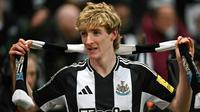 Pemain Newcastle, Anthony Gordon merayakan golnya ke gawang Arsenal dalam laga leg kedua Carabao Cup 2024/2025 di St James Park, Newcastle, Inggris, Kamis (06/02/2025). (AFP/Paul Ellis)