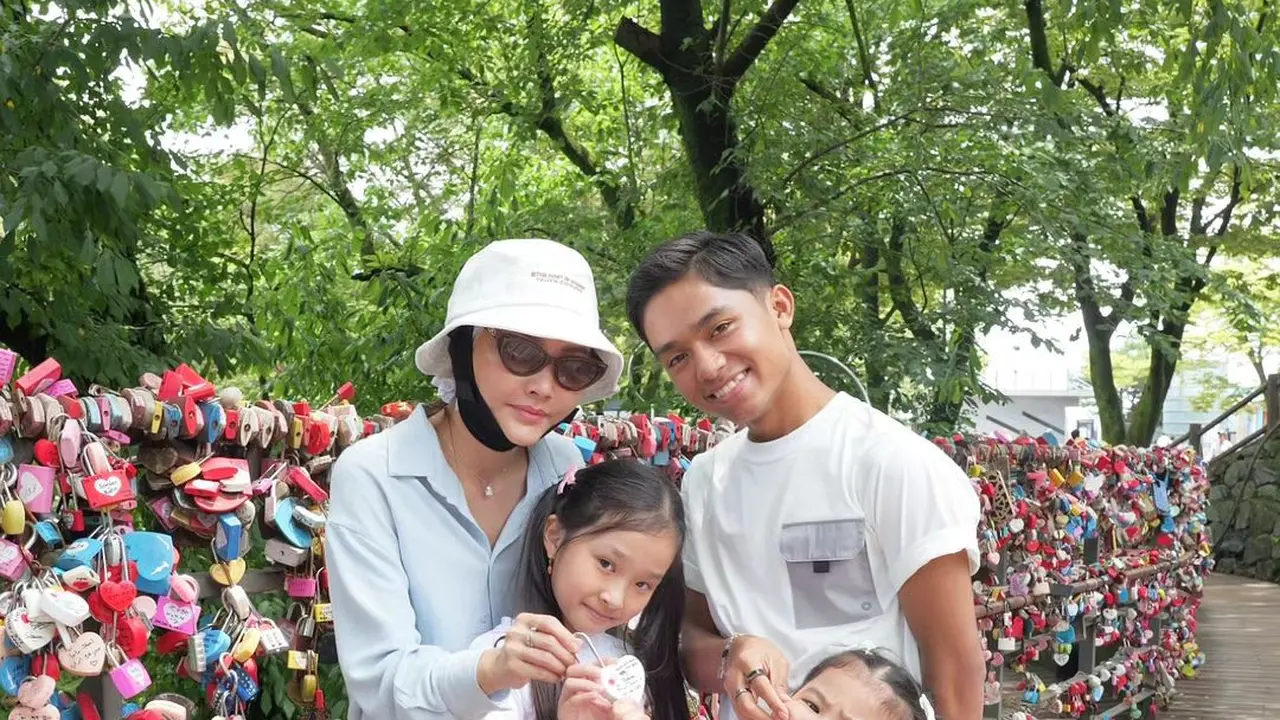 Potret Sarwendah liburan bersama keluarga ke Korea dengan wajah pasca operasi (Sumber: Instagram/@sarwendah29)