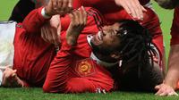 Gelandang Manchester United (MU), Fred, merayakan gol yang dicetaknya bersama rekan-rekannya saat menghadapi West Ham United dalam laga putaran kelima Piala FA 2022/2023 di Old Trafford, Kamis (2/3/2023) dini hari WIB. Fred mencetak gol ketiga MU yang menang 3-1 dalam laga tersebut. (LINDSEY PARNABY / AFP)