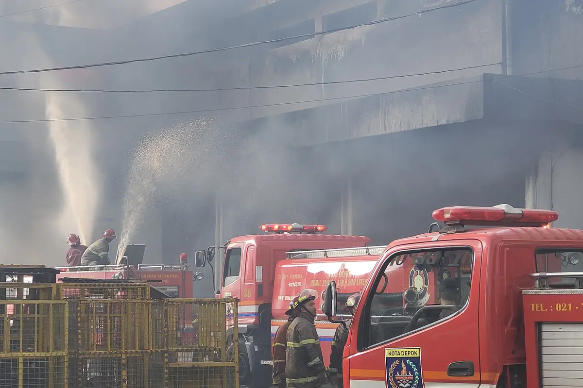 Gudang JNE mengalami kebakaran di jalan Pekapuran, Kecamatan Cimanggis, Kota Depok. (Liputan6.com/Dicky Agung Prihanto)
