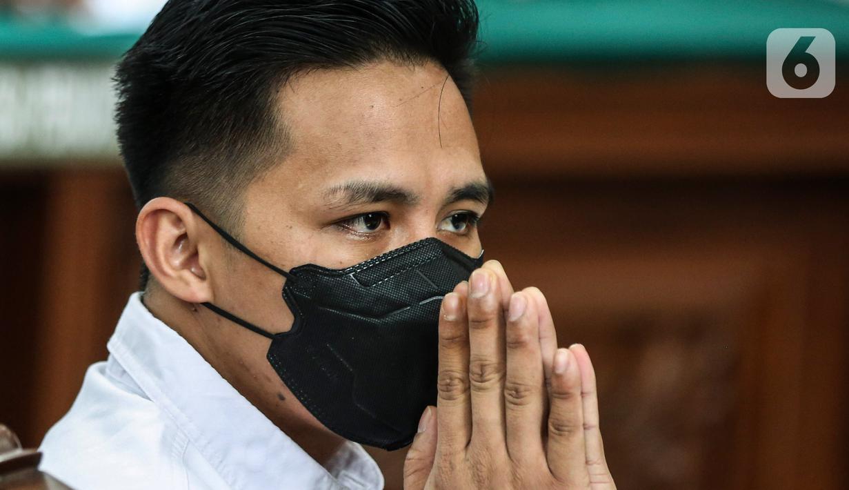 Terdakwa kasus pembunuhan Brigadir Yosua, Richard Eliezer Pudihang Lumiu menjalani sidang pembacaan replik atau tanggapan Jaksa Penuntut Umum (JPU) di Pengadilan Negeri Jakarta Selatan, Senin (30/1/2023).  Jaksa Penuntut Umum (JPU) meminta Majelis Hakim menolak seluruh pledoi terdakwa Richard Eliezer alias Bharada E, atas perkara pembunuhan berencana terhadap Brigadir J. (Liputan6.com/Johan Tallo)