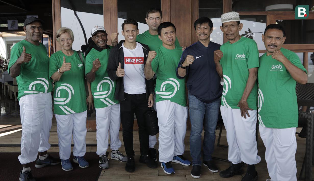 Legenda olahraga Indonesia foto bersama Indra Sjafri dan Egy Maulana, di Yogyakarta, Rabu (18/7/2018). Momen spesial tersebut terjadi jelang rangkaian acara pawai obor Asian Games 2018. (Bola.com/M Iqbal Ichsan)