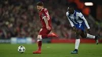 Bek Liverpool, Alberto Moreno berebut bola dengan striker FC Porto Vincent Aboubakar pada leg kedua babak 16 besar Liga Champions di Stadion Anfield, Selasa (6/3). Liverpool lolos ke perempatfinal berbekal kemenangan 5-0 secara agregat. (PAUL ELLIS/AFP)