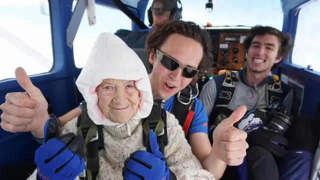 Sebagai Bentuk Aksi Peduli, Nenek Berusia 102 Tahun Ini Hobi Sky-diving