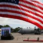 Bendera Amerika Serikat (AS) berkibar saat pengembalian lonceng Balangiga dari pemerintah AS ke Filipina di Pasay, Manila, Selasa (11/12). Lonceng Balangiga dihormati oleh orang Filipina sebagai simbol kebanggaan nasional. (AP Photo/Bullit Marquez)