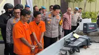 Kapolda Riau Irjen Mohammad Iqbal melihat speedboat yang digunakan menjemput sabu dan pil ekstasi ke Malaysia oleh 2 tersangka. (Liputan6.com/M Syukur)