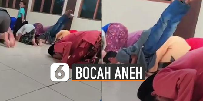 VIDEO: Gerakan Tidak Masuk Akal Seorang Bocah Saat Salat Berjamaah