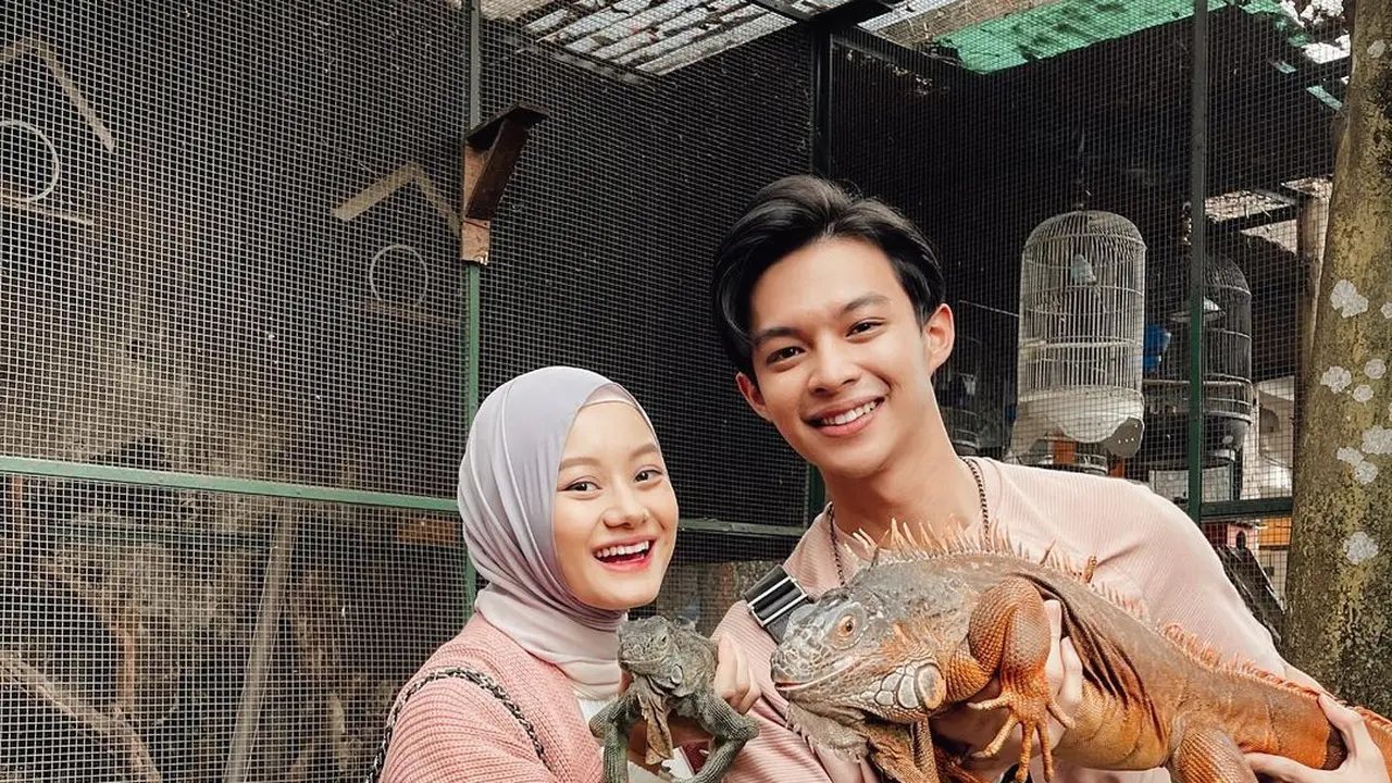 7 Gaya Dinda Hauw dan Rey Mbayang Pakai Baju Couple, Serasi Banget